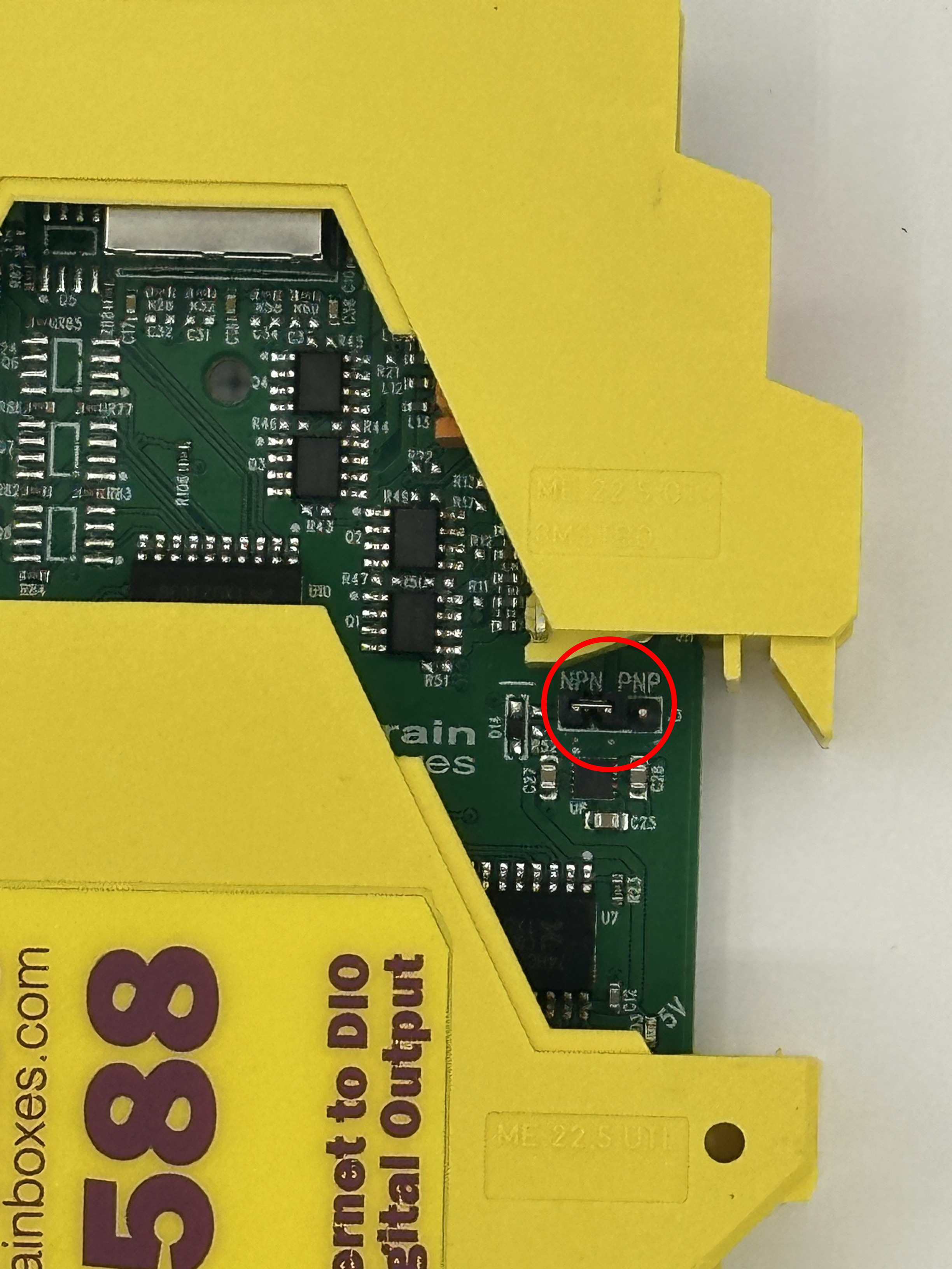 close up view of the npn pnp jumper